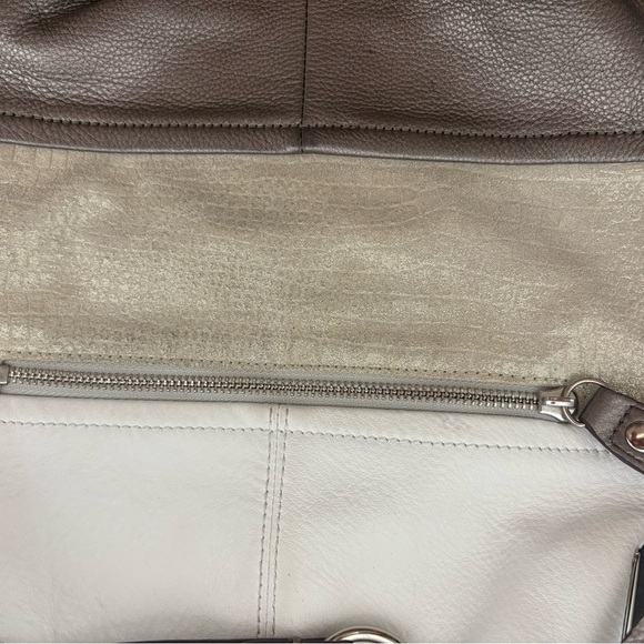 B MAKOWSKY METALLIC SILVER SOFT LEATHER HOBO STYLE HANDBAG - A8 - Picture 7 of 11